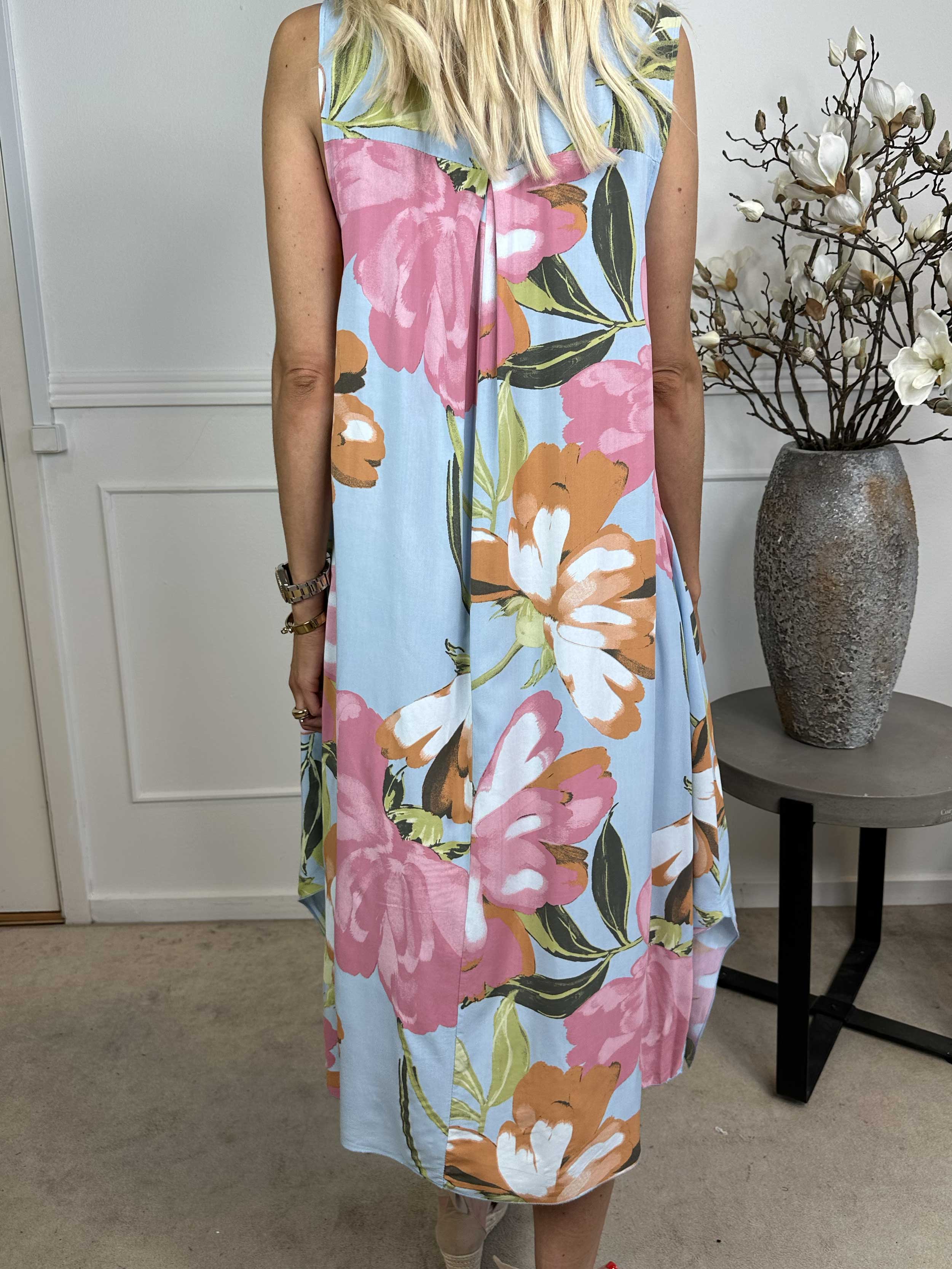 Kirsi - Söt blommig sommarklänning i viskos med fickor